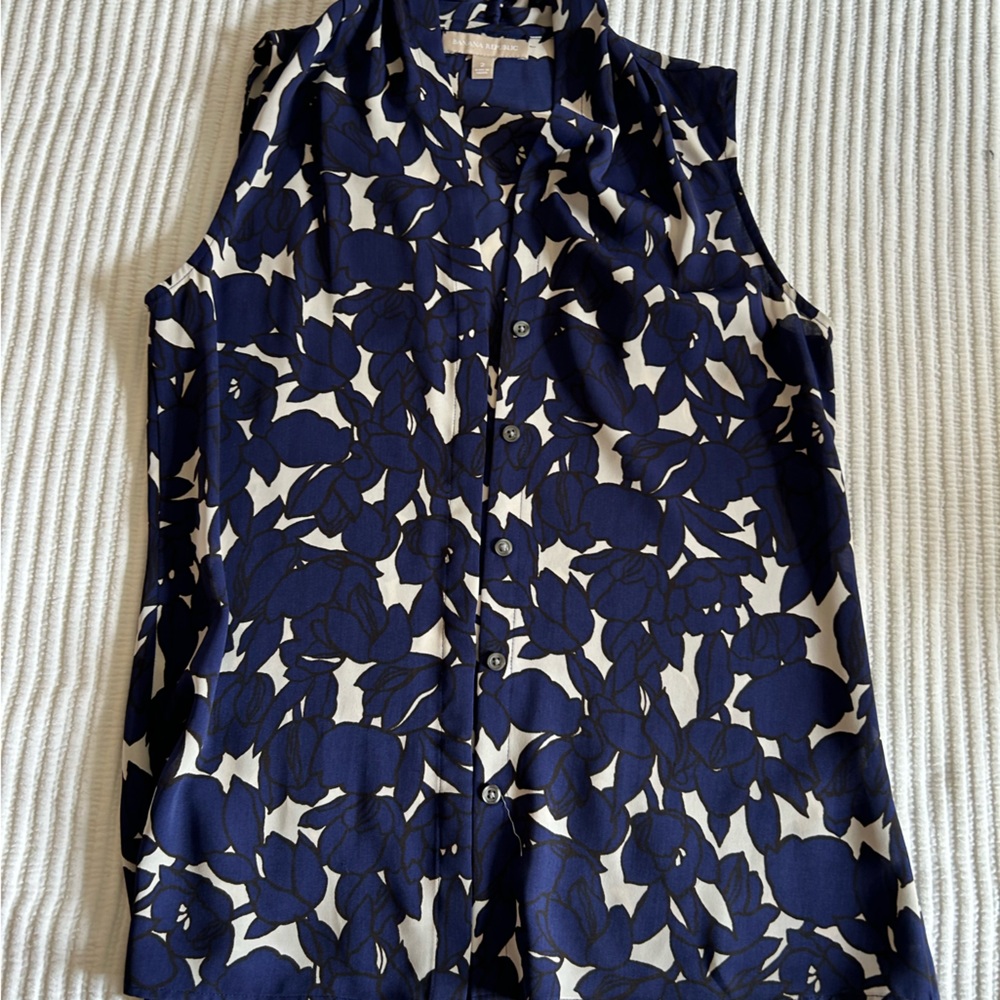 Banana Republic sleeveless top floral blue and white 2 small